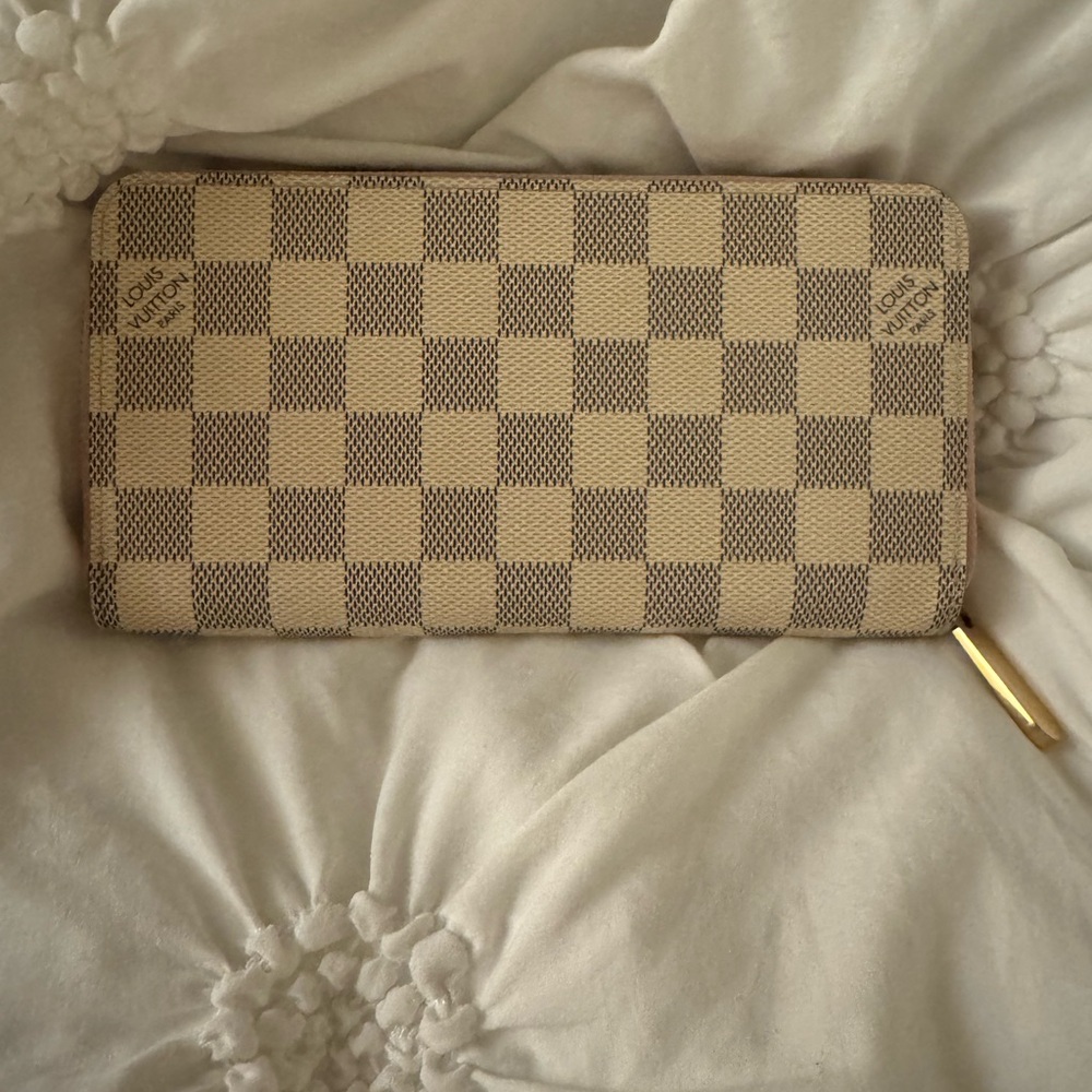Like new Louis Vuitton wallet with pink interior